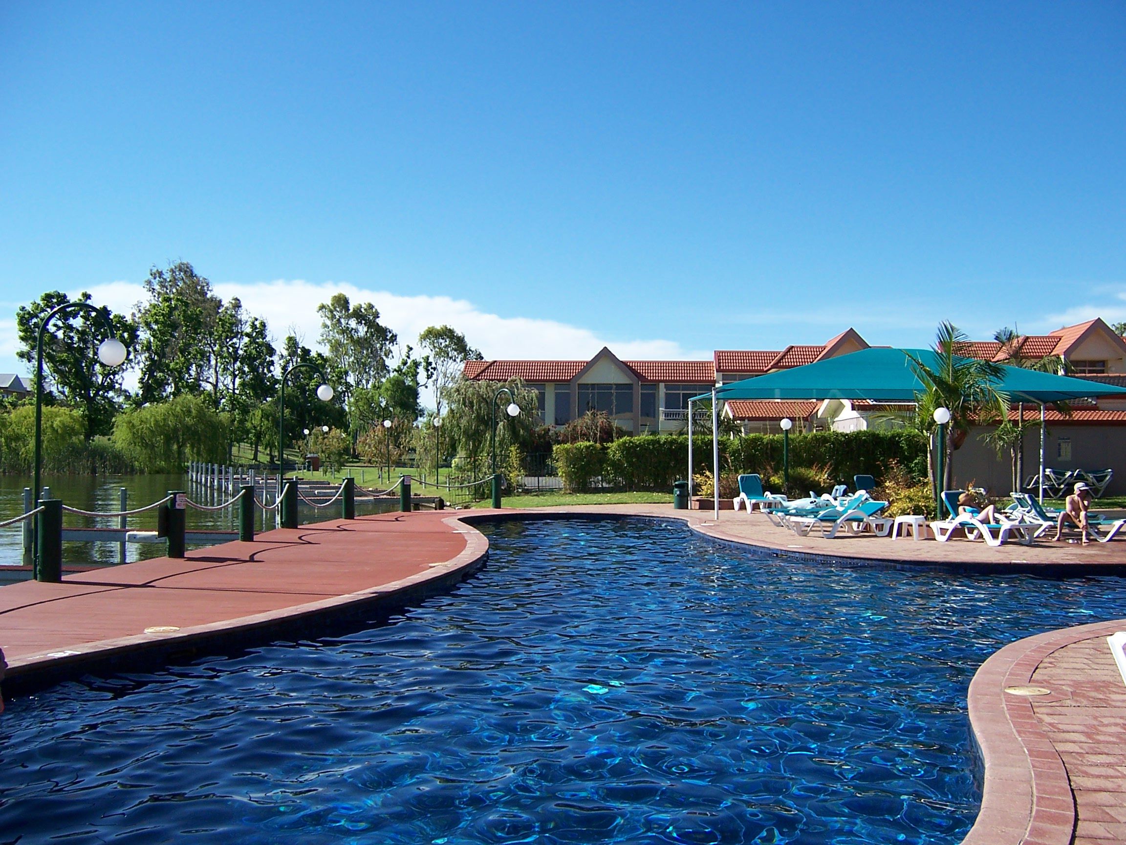Pool + Gardens - Yarrawonga Lakeside Apartments